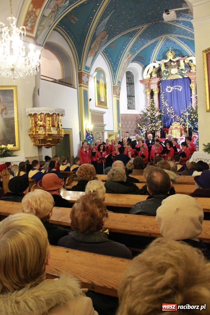 Zdjęcie w galerii na portalu naszraciborz.pl: Młodzieżowy Chór Bel Canto z Raciborza kolędował w Zebrzydowicach wiadomości z regionu