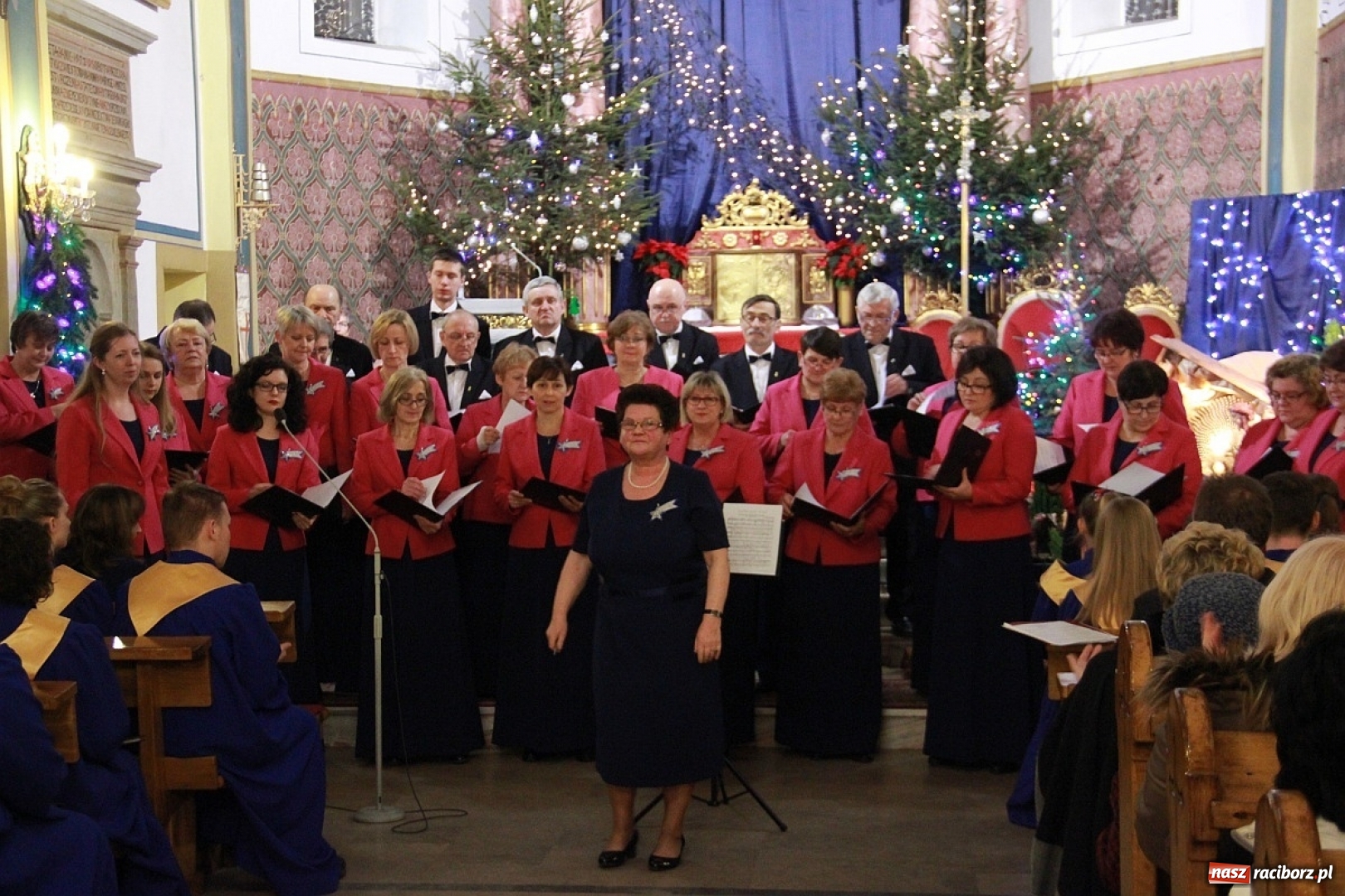Zdjęcie w galerii na portalu naszraciborz.pl: Młodzieżowy Chór Bel Canto z Raciborza kolędował w Zebrzydowicach wiadomości z regionu