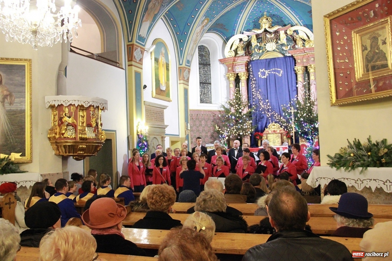 Zdjęcie w galerii na portalu naszraciborz.pl: Młodzieżowy Chór Bel Canto z Raciborza kolędował w Zebrzydowicach wiadomości z regionu