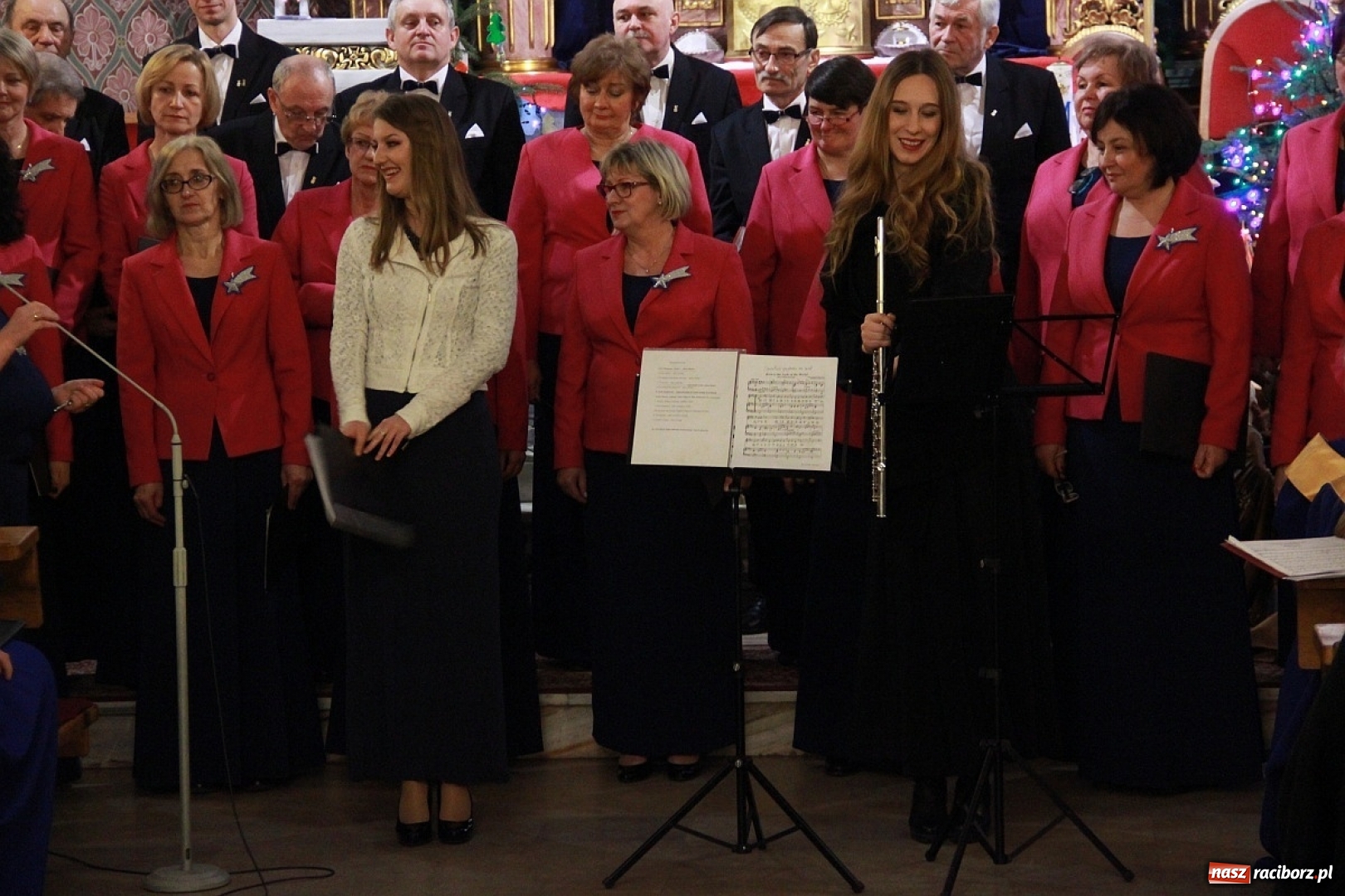 Zdjęcie w galerii na portalu naszraciborz.pl: Młodzieżowy Chór Bel Canto z Raciborza kolędował w Zebrzydowicach wiadomości z regionu