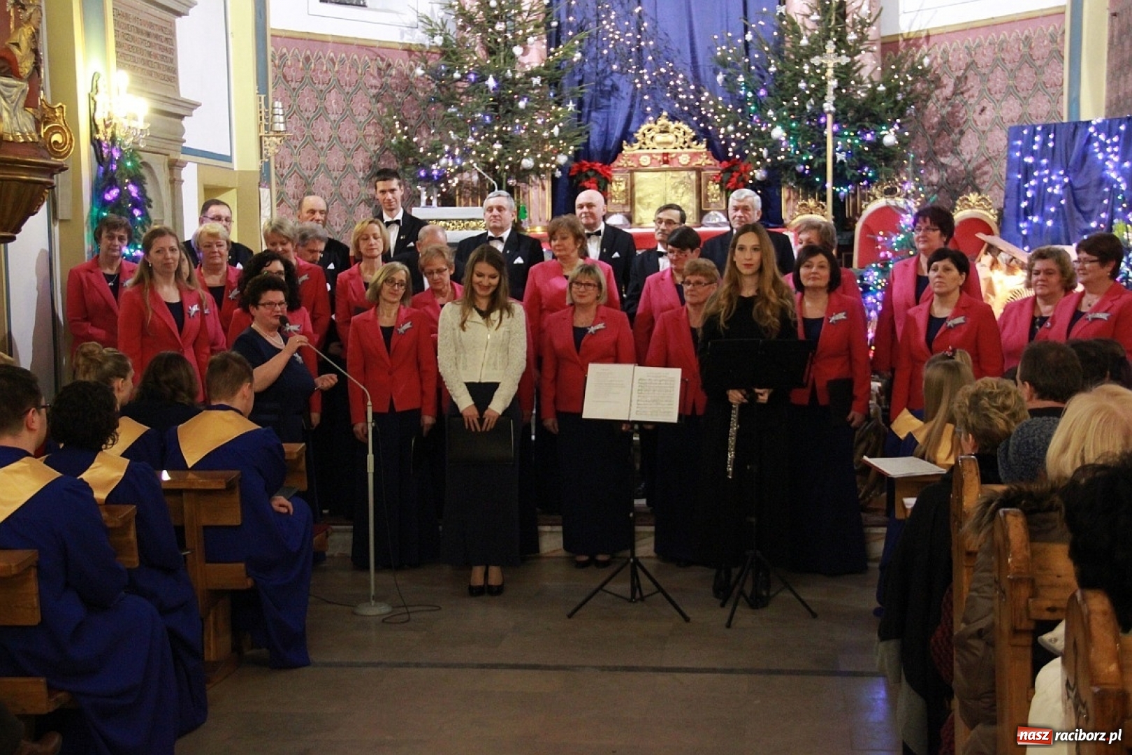 Zdjęcie w galerii na portalu naszraciborz.pl: Młodzieżowy Chór Bel Canto z Raciborza kolędował w Zebrzydowicach wiadomości z regionu