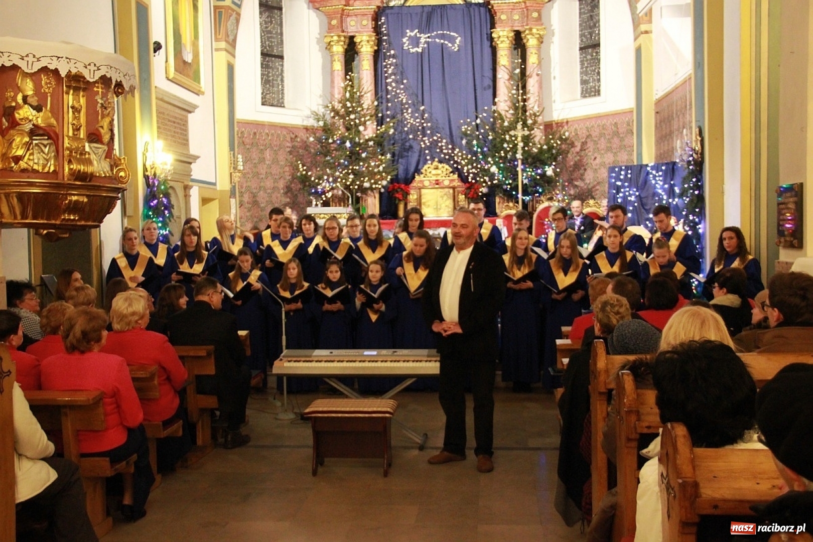 Zdjęcie w galerii na portalu naszraciborz.pl: Młodzieżowy Chór Bel Canto z Raciborza kolędował w Zebrzydowicach wiadomości z regionu
