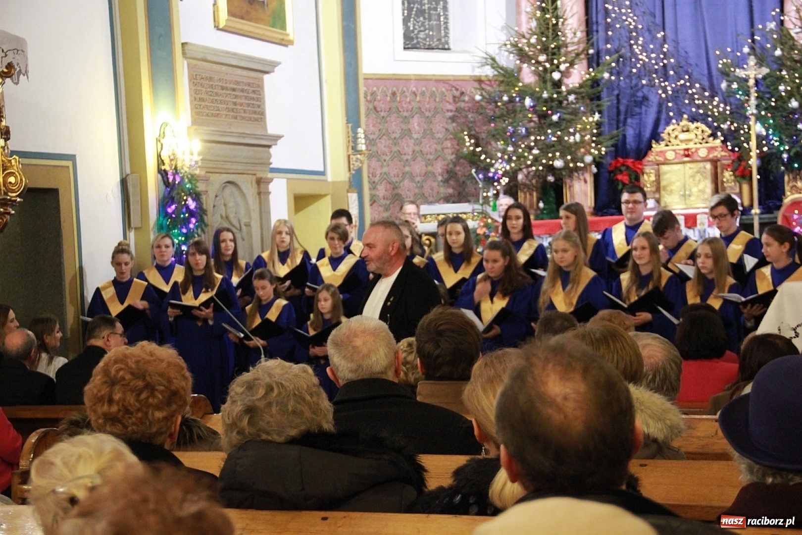 Zdjęcie w galerii na portalu naszraciborz.pl: Młodzieżowy Chór Bel Canto z Raciborza kolędował w Zebrzydowicach wiadomości z regionu