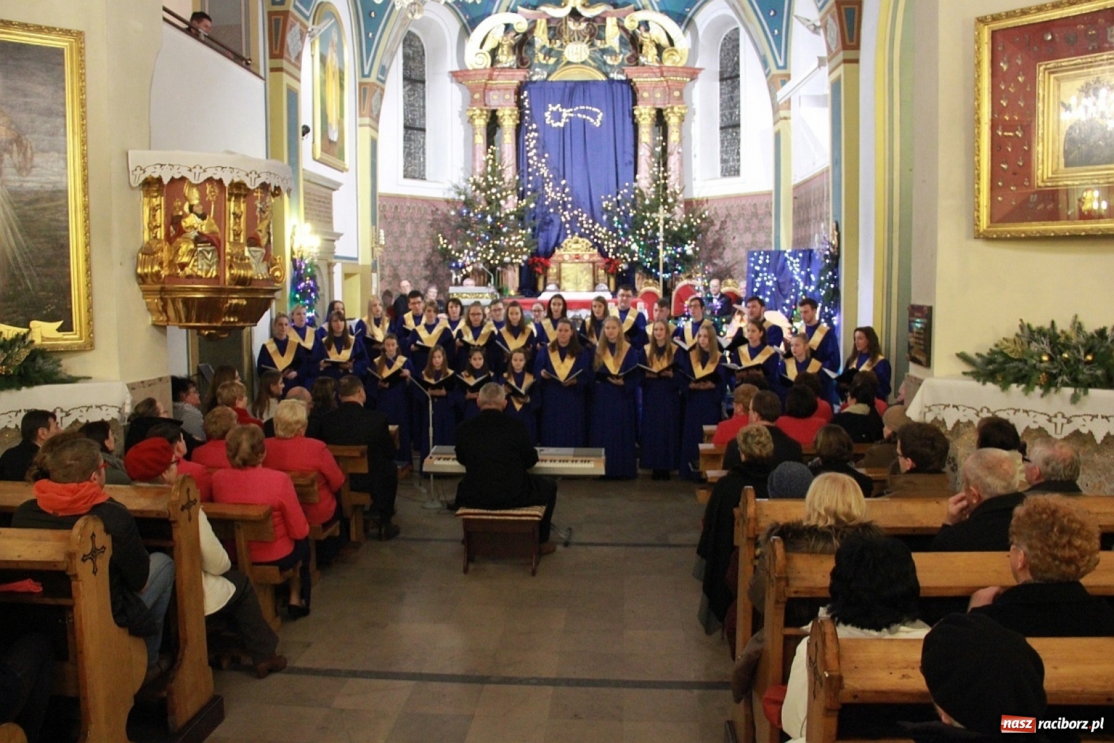 Zdjęcie w galerii na portalu naszraciborz.pl: Młodzieżowy Chór Bel Canto z Raciborza kolędował w Zebrzydowicach wiadomości z regionu