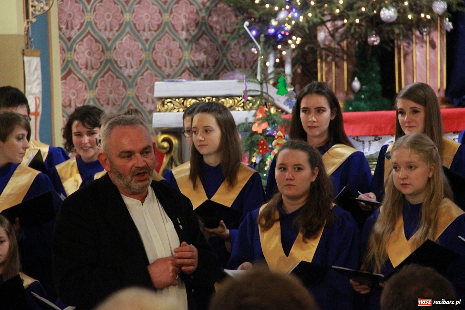 Zdjęcie w galerii na portalu naszraciborz.pl: Młodzieżowy Chór Bel Canto z Raciborza kolędował w Zebrzydowicach wiadomości z regionu