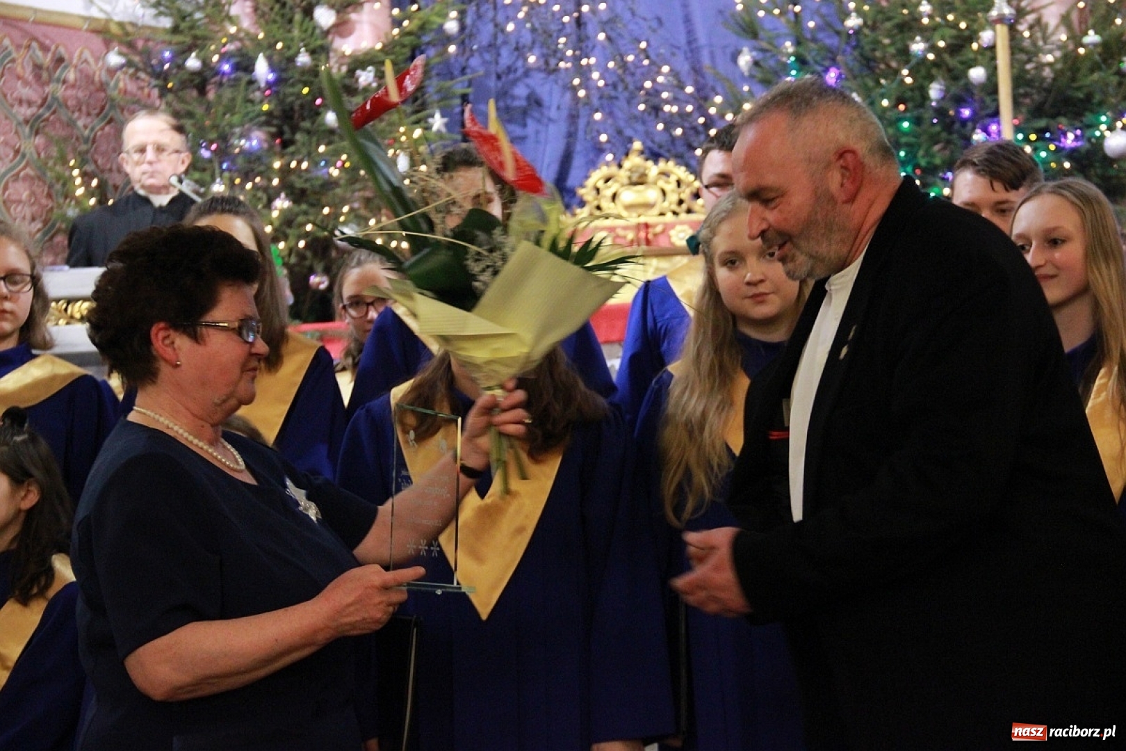 Zdjęcie w galerii na portalu naszraciborz.pl: Młodzieżowy Chór Bel Canto z Raciborza kolędował w Zebrzydowicach wiadomości z regionu