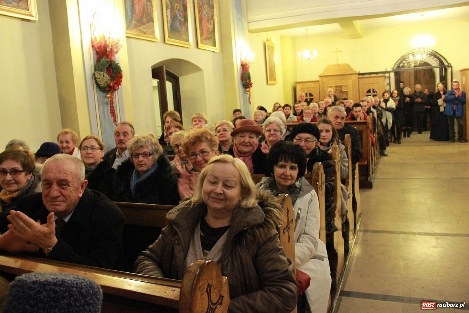 Zdjęcie w galerii na portalu naszraciborz.pl: Młodzieżowy Chór Bel Canto z Raciborza kolędował w Zebrzydowicach wiadomości z regionu