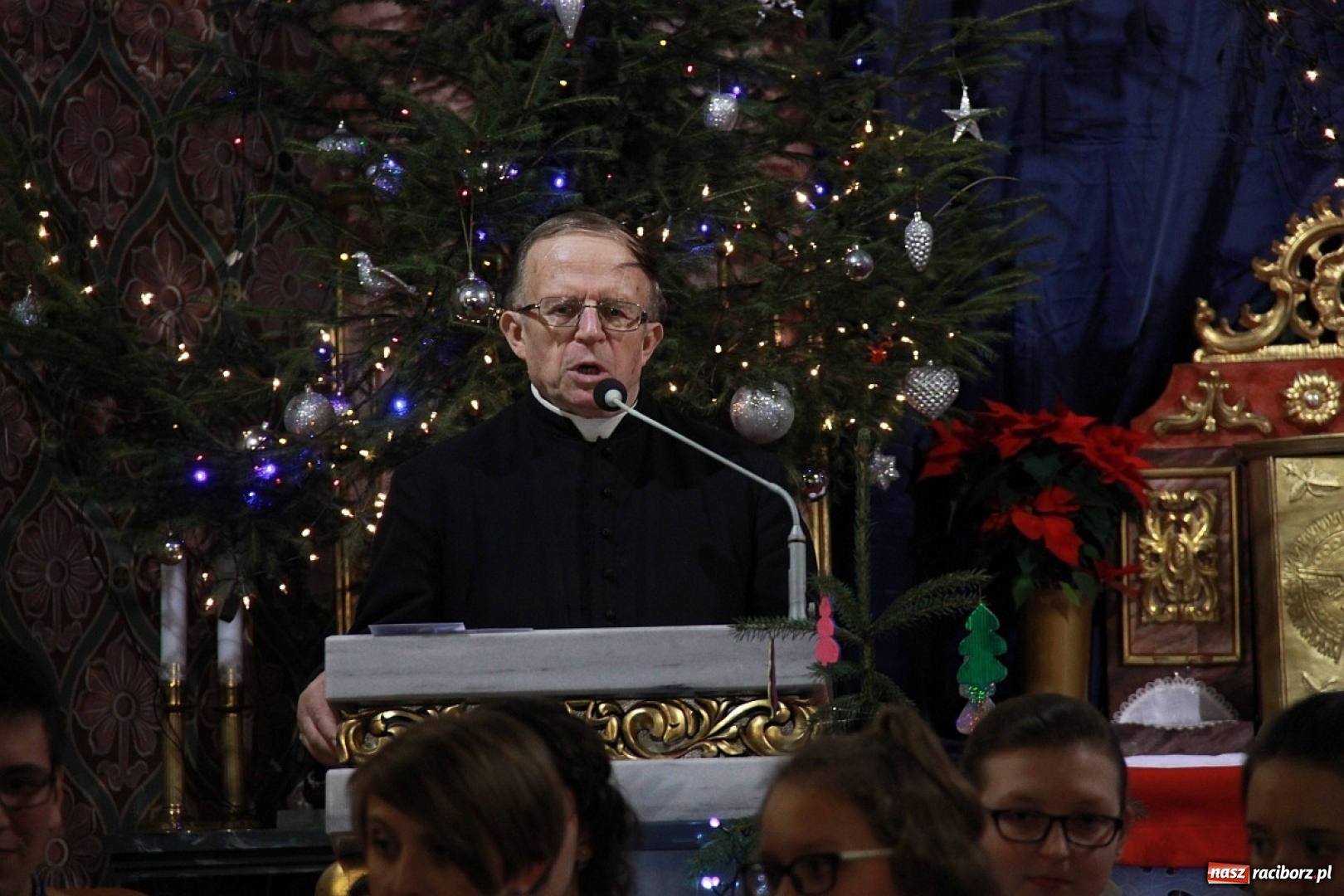 Zdjęcie w galerii na portalu naszraciborz.pl: Młodzieżowy Chór Bel Canto z Raciborza kolędował w Zebrzydowicach wiadomości z regionu