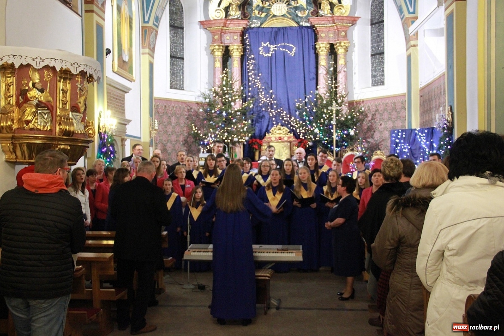 Zdjęcie w galerii na portalu naszraciborz.pl: Młodzieżowy Chór Bel Canto z Raciborza kolędował w Zebrzydowicach wiadomości z regionu