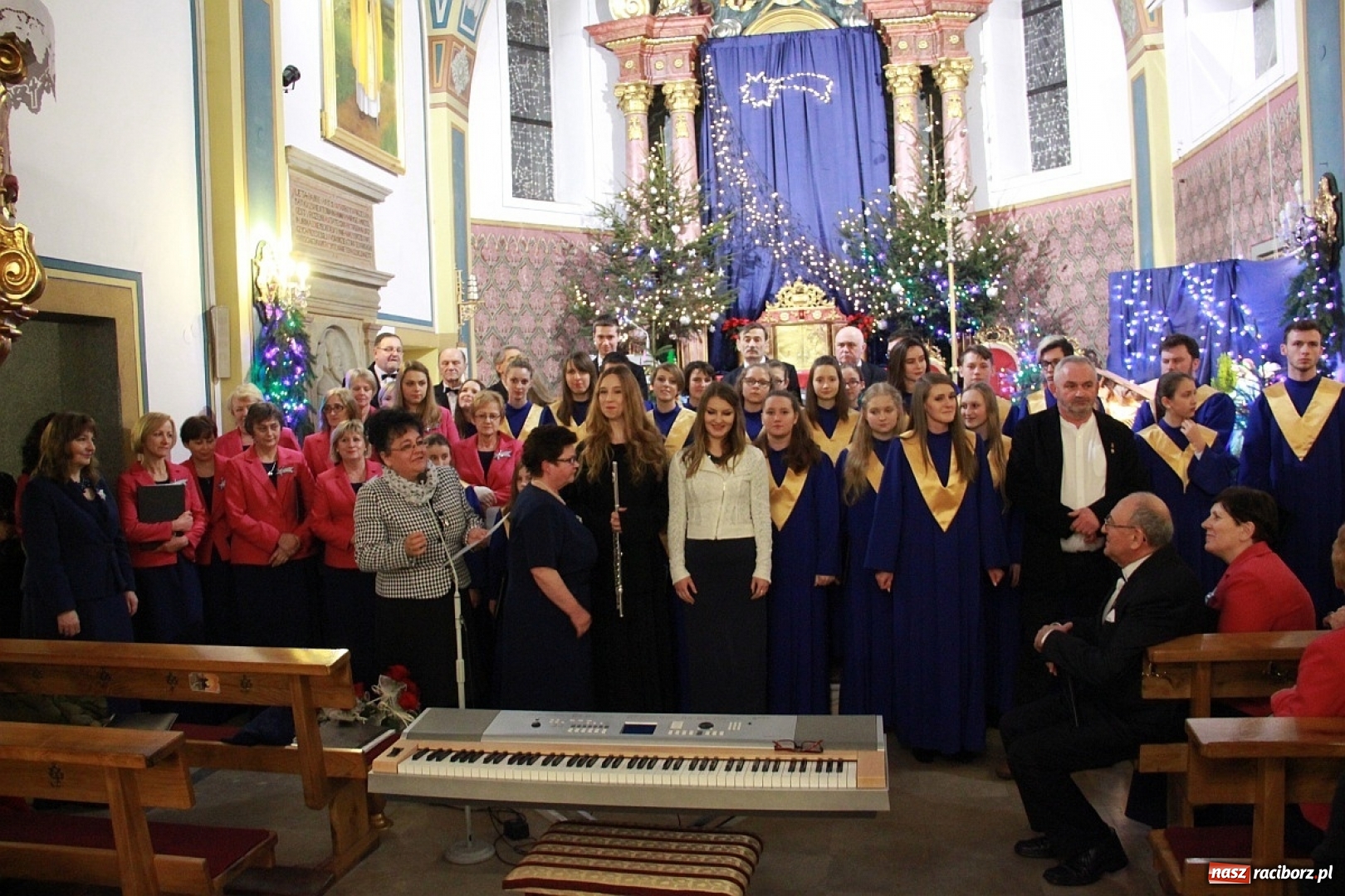 Zdjęcie w galerii na portalu naszraciborz.pl: Młodzieżowy Chór Bel Canto z Raciborza kolędował w Zebrzydowicach wiadomości z regionu