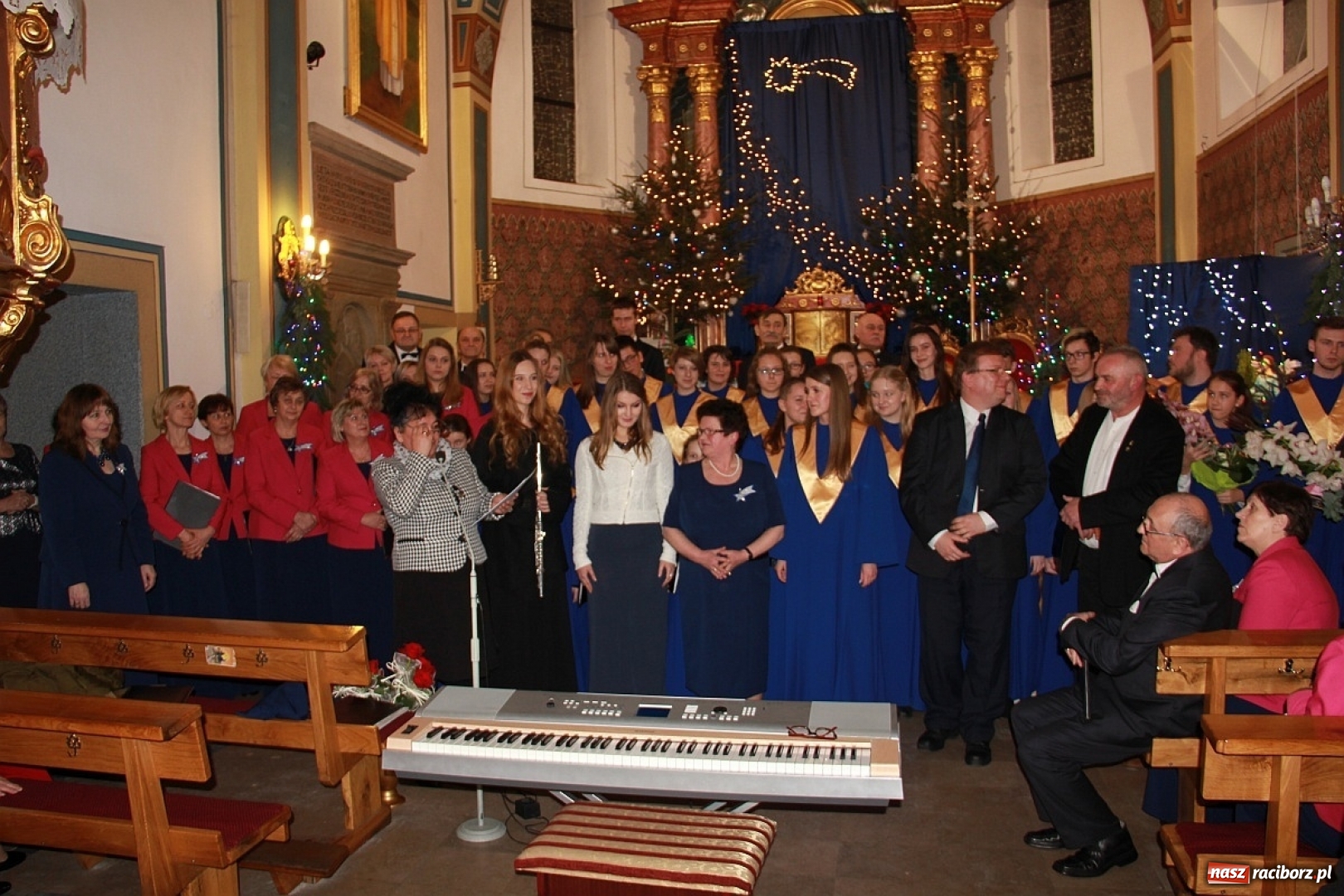 Zdjęcie w galerii na portalu naszraciborz.pl: Młodzieżowy Chór Bel Canto z Raciborza kolędował w Zebrzydowicach wiadomości z regionu
