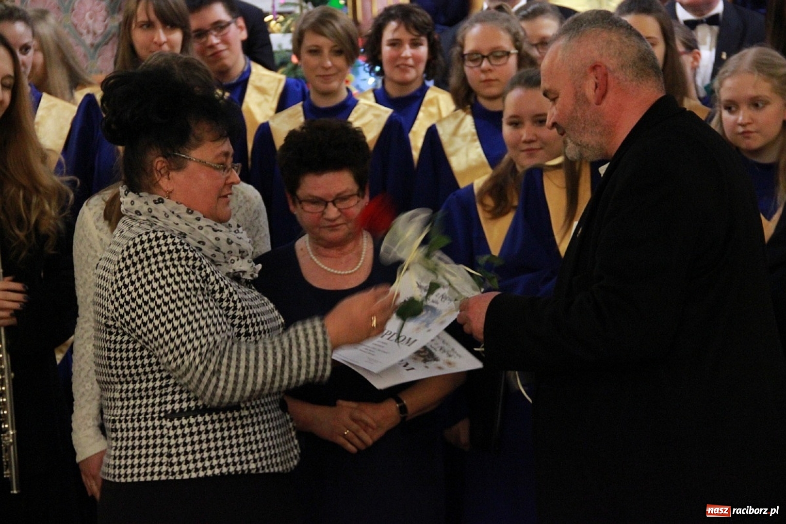 Zdjęcie w galerii na portalu naszraciborz.pl: Młodzieżowy Chór Bel Canto z Raciborza kolędował w Zebrzydowicach wiadomości z regionu