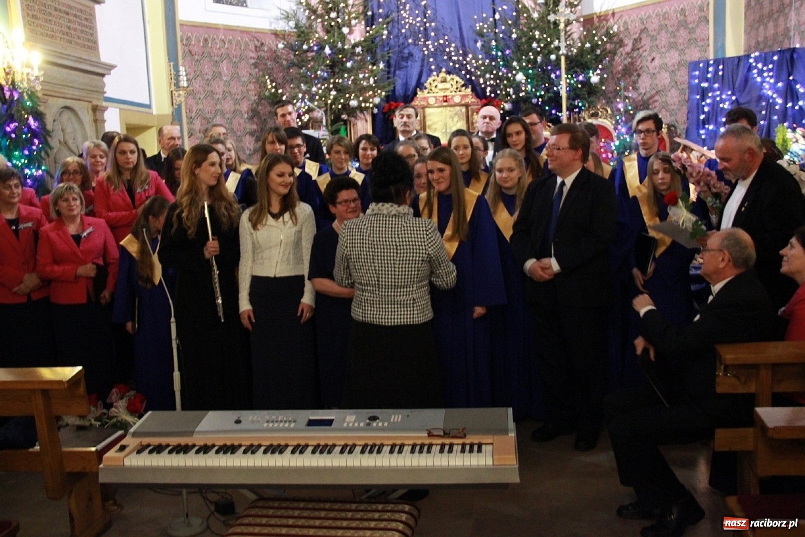 Zdjęcie w galerii na portalu naszraciborz.pl: Młodzieżowy Chór Bel Canto z Raciborza kolędował w Zebrzydowicach wiadomości z regionu