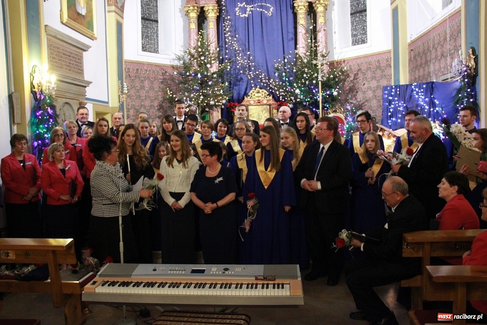 Zdjęcie w galerii na portalu naszraciborz.pl: Młodzieżowy Chór Bel Canto z Raciborza kolędował w Zebrzydowicach wiadomości z regionu