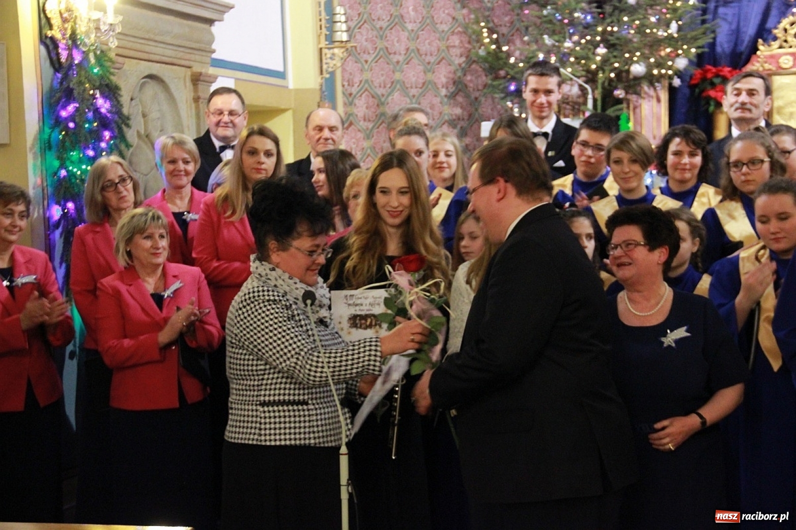 Zdjęcie w galerii na portalu naszraciborz.pl: Młodzieżowy Chór Bel Canto z Raciborza kolędował w Zebrzydowicach wiadomości z regionu