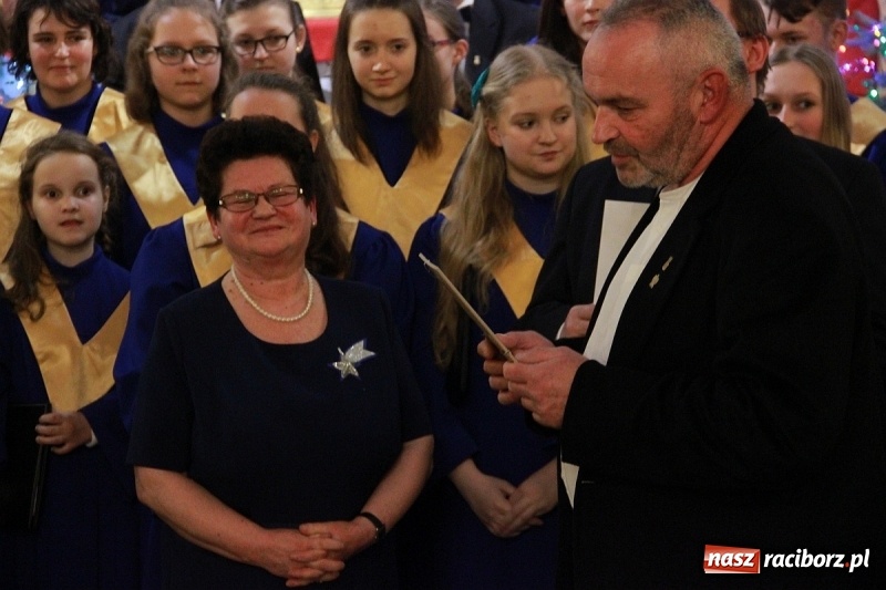 Zdjęcie w galerii na portalu naszraciborz.pl: Młodzieżowy Chór Bel Canto z Raciborza kolędował w Zebrzydowicach wiadomości z regionu