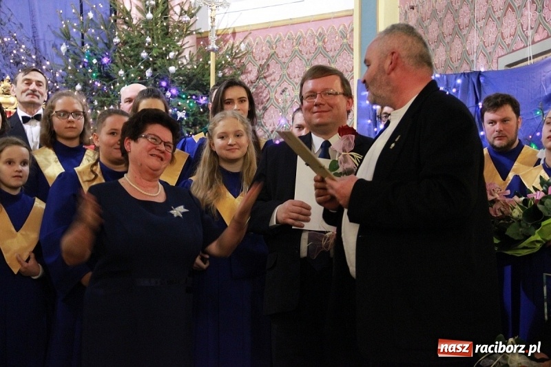 Zdjęcie w galerii na portalu naszraciborz.pl: Młodzieżowy Chór Bel Canto z Raciborza kolędował w Zebrzydowicach wiadomości z regionu
