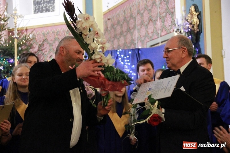 Zdjęcie w galerii na portalu naszraciborz.pl: Młodzieżowy Chór Bel Canto z Raciborza kolędował w Zebrzydowicach wiadomości z regionu