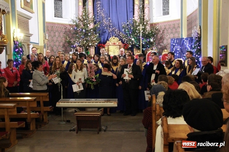 Zdjęcie w galerii na portalu naszraciborz.pl: Młodzieżowy Chór Bel Canto z Raciborza kolędował w Zebrzydowicach wiadomości z regionu