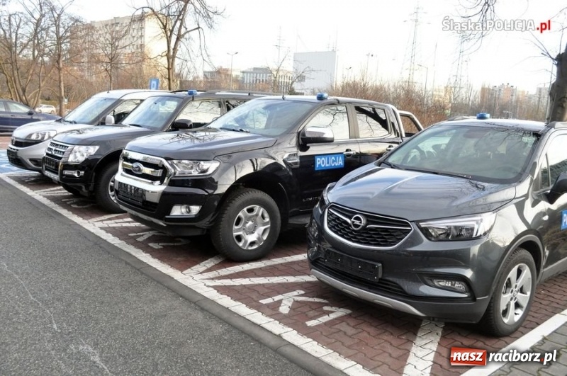 Zdjęcie w galerii na portalu naszraciborz.pl: Od polonezów do szybkich BMW 330i z wideorejestratorem. Śląska policja pokazała swoje wozy  wiadomości z regionu