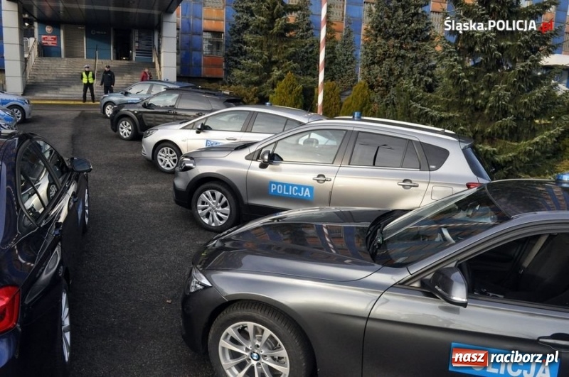 Zdjęcie w galerii na portalu naszraciborz.pl: Od polonezów do szybkich BMW 330i z wideorejestratorem. Śląska policja pokazała swoje wozy  wiadomości z regionu