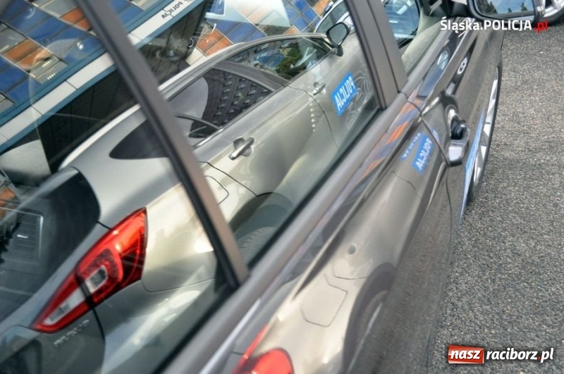 Zdjęcie w galerii na portalu naszraciborz.pl: Od polonezów do szybkich BMW 330i z wideorejestratorem. Śląska policja pokazała swoje wozy  wiadomości z regionu