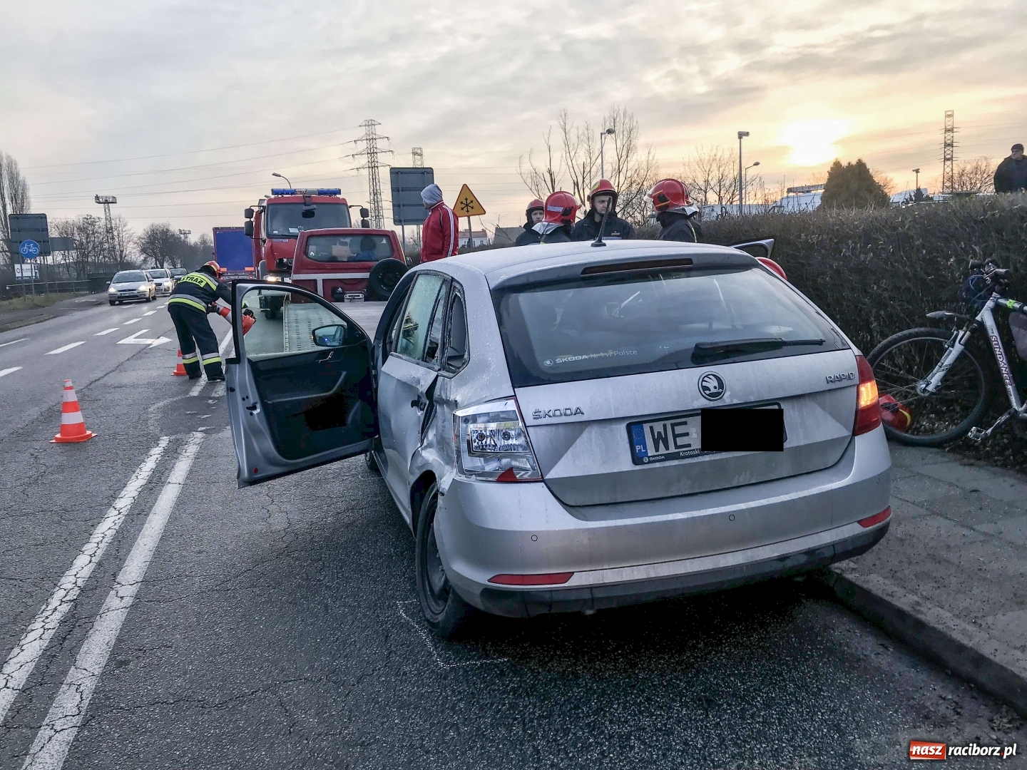 Zdjęcie w galerii na portalu naszraciborz.pl: Zderzenie trzech pojazdów na skrzyżowaniu Piaskowej i 1 Maja w Raciborzu wiadomości z regionu