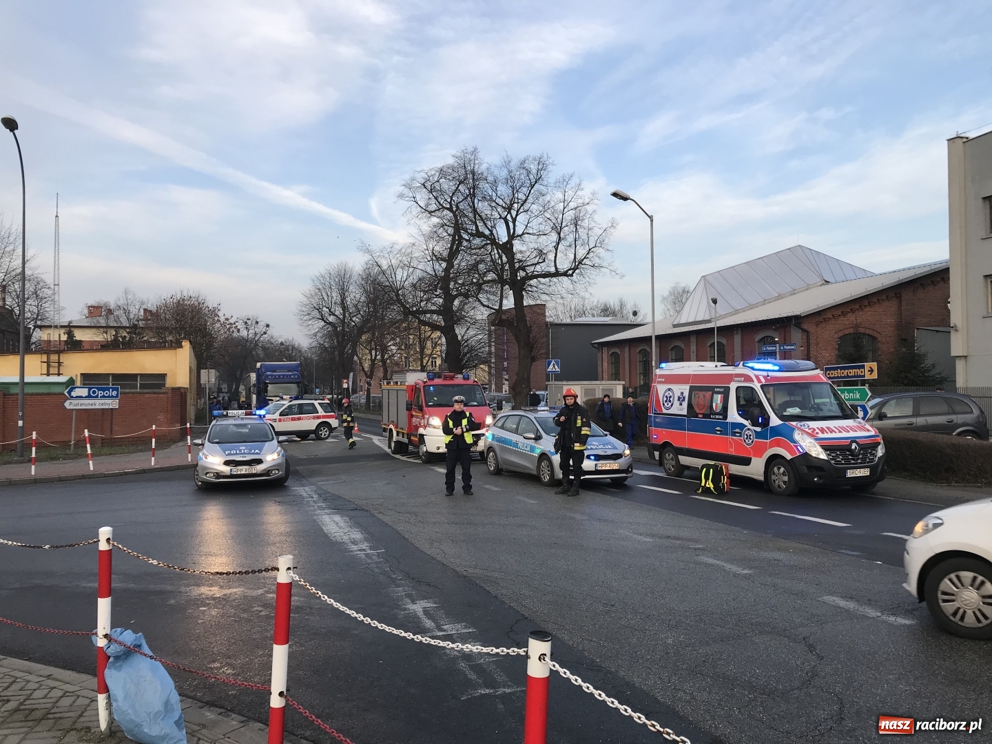 Zdjęcie w galerii na portalu naszraciborz.pl: Zderzenie trzech pojazdów na skrzyżowaniu Piaskowej i 1 Maja w Raciborzu wiadomości z regionu