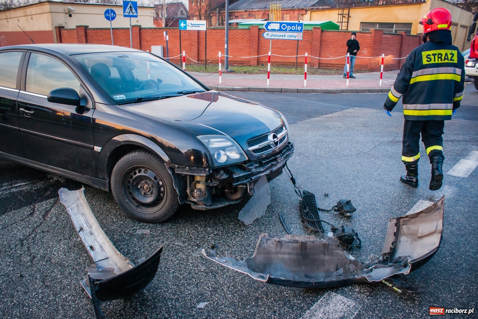 Zdjęcie w galerii na portalu naszraciborz.pl: Zderzenie trzech pojazdów na skrzyżowaniu Piaskowej i 1 Maja w Raciborzu wiadomości z regionu