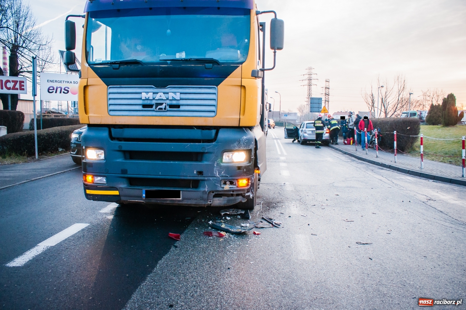 Zdjęcie w galerii na portalu naszraciborz.pl: Zderzenie trzech pojazdów na skrzyżowaniu Piaskowej i 1 Maja w Raciborzu wiadomości z regionu