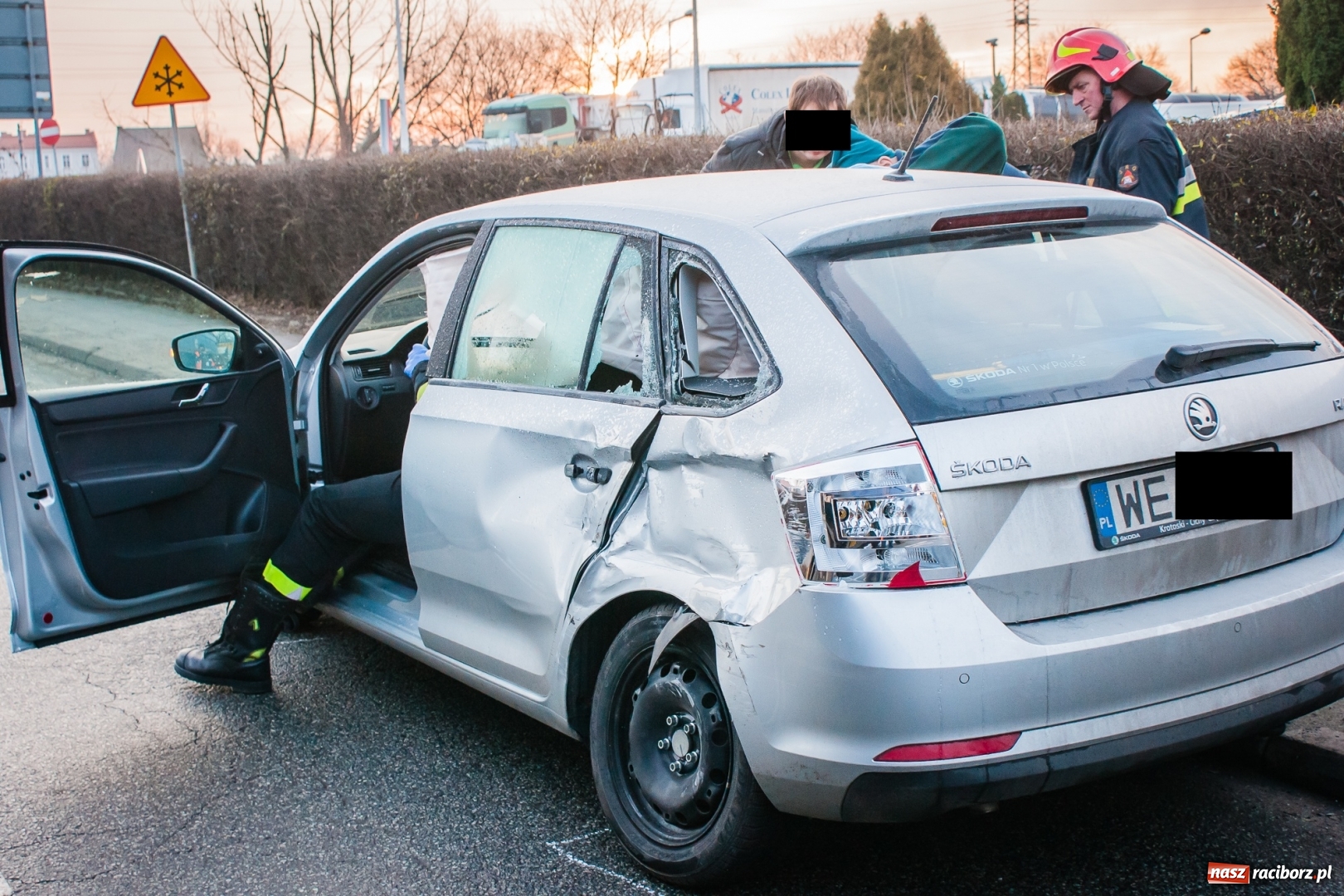 Zdjęcie w galerii na portalu naszraciborz.pl: Zderzenie trzech pojazdów na skrzyżowaniu Piaskowej i 1 Maja w Raciborzu wiadomości z regionu