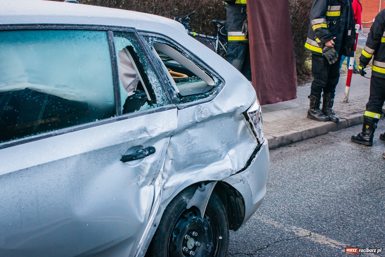 Zdjęcie w galerii na portalu naszraciborz.pl: Zderzenie trzech pojazdów na skrzyżowaniu Piaskowej i 1 Maja w Raciborzu wiadomości z regionu