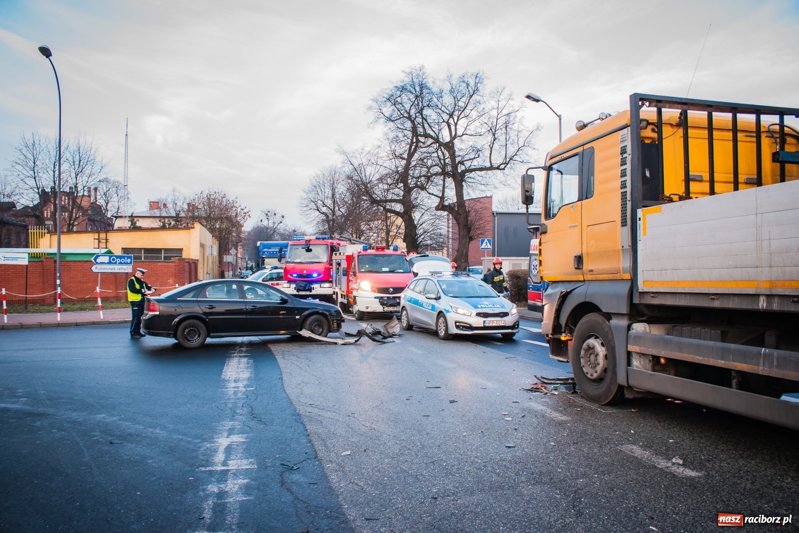 Zdjęcie w galerii na portalu naszraciborz.pl: Zderzenie trzech pojazdów na skrzyżowaniu Piaskowej i 1 Maja w Raciborzu wiadomości z regionu