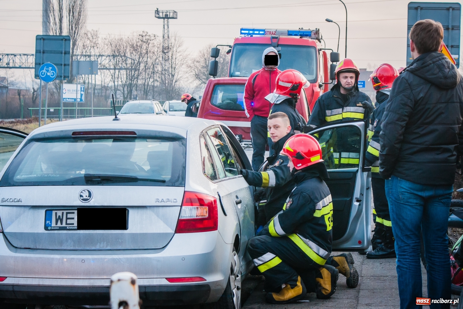 Zdjęcie w galerii na portalu naszraciborz.pl: Zderzenie trzech pojazdów na skrzyżowaniu Piaskowej i 1 Maja w Raciborzu wiadomości z regionu