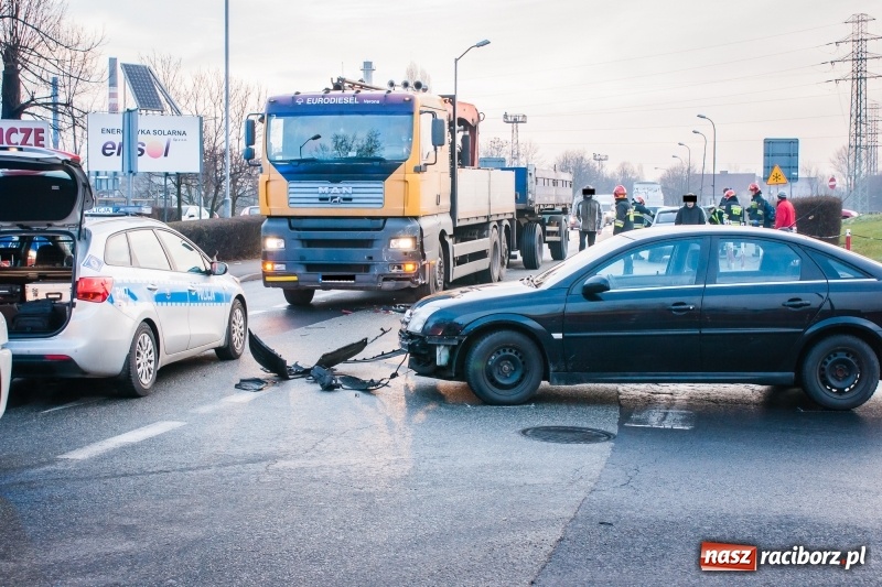 Zdjęcie w galerii na portalu naszraciborz.pl: Zderzenie trzech pojazdów na skrzyżowaniu Piaskowej i 1 Maja w Raciborzu wiadomości z regionu