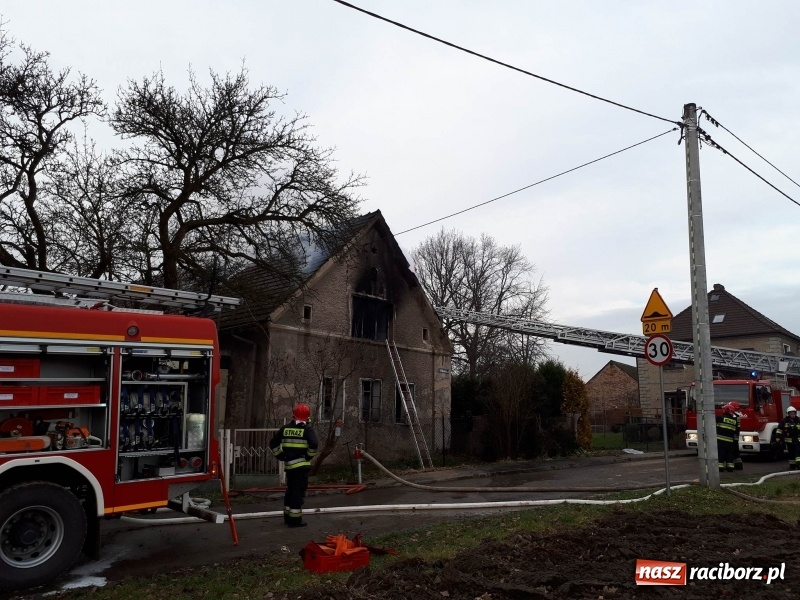 Zdjęcie w galerii na portalu naszraciborz.pl: Pożar domu przy ul. Górnośląskiej w Raciborzu  wiadomości z regionu