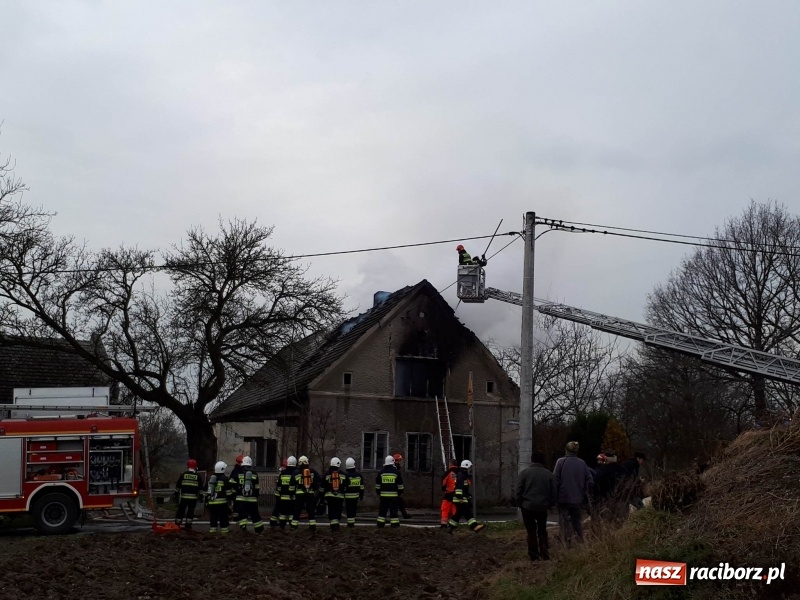 Zdjęcie w galerii na portalu naszraciborz.pl: Pożar domu przy ul. Górnośląskiej w Raciborzu  wiadomości z regionu