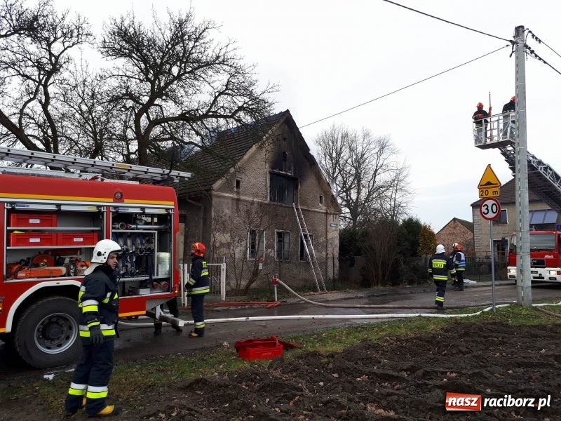Zdjęcie w galerii na portalu naszraciborz.pl: Pożar domu przy ul. Górnośląskiej w Raciborzu  wiadomości z regionu
