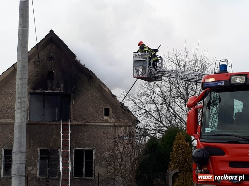Zdjęcie w galerii na portalu naszraciborz.pl: Pożar domu przy ul. Górnośląskiej w Raciborzu  wiadomości z regionu
