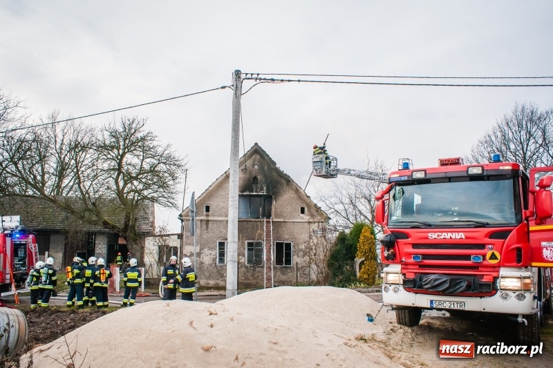 Zdjęcie w galerii na portalu naszraciborz.pl: Pożar domu przy ul. Górnośląskiej w Raciborzu  wiadomości z regionu