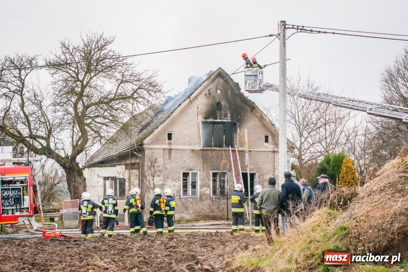Zdjęcie w galerii na portalu naszraciborz.pl: Pożar domu przy ul. Górnośląskiej w Raciborzu  wiadomości z regionu
