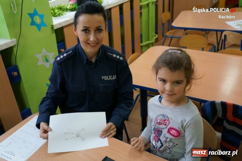 Zdjęcie w galerii na portalu naszraciborz.pl: O bezpieczeństwie i zabezpieczaniu śladów z małymi detektywami w Markowicach wiadomości z regionu