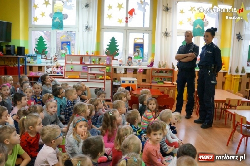 Zdjęcie w galerii na portalu naszraciborz.pl: O bezpieczeństwie i zabezpieczaniu śladów z małymi detektywami w Markowicach wiadomości z regionu