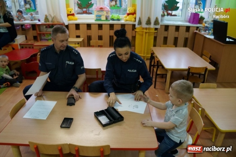 Zdjęcie w galerii na portalu naszraciborz.pl: O bezpieczeństwie i zabezpieczaniu śladów z małymi detektywami w Markowicach wiadomości z regionu