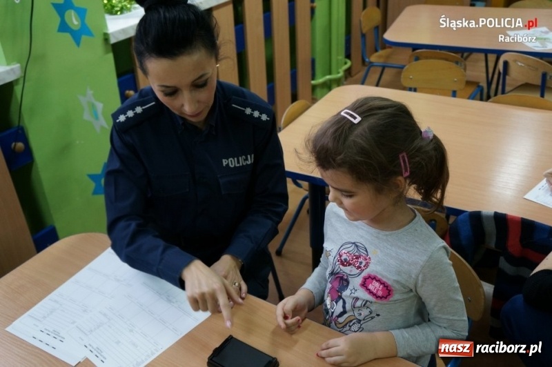 Zdjęcie w galerii na portalu naszraciborz.pl: O bezpieczeństwie i zabezpieczaniu śladów z małymi detektywami w Markowicach wiadomości z regionu