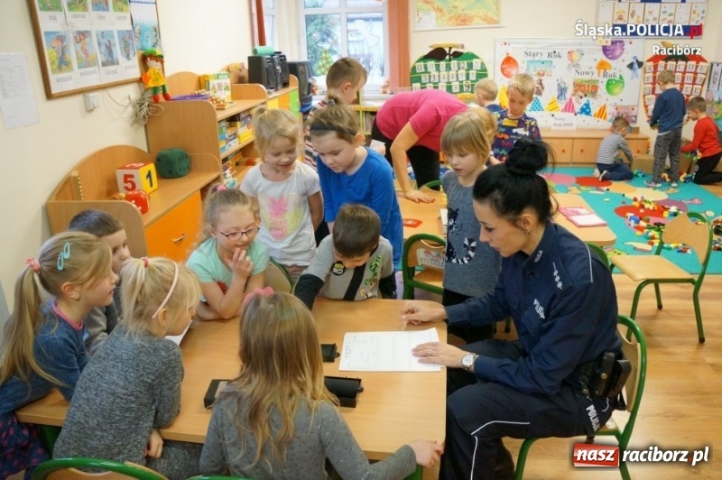 Zdjęcie w galerii na portalu naszraciborz.pl: O bezpieczeństwie i zabezpieczaniu śladów z małymi detektywami w Markowicach wiadomości z regionu