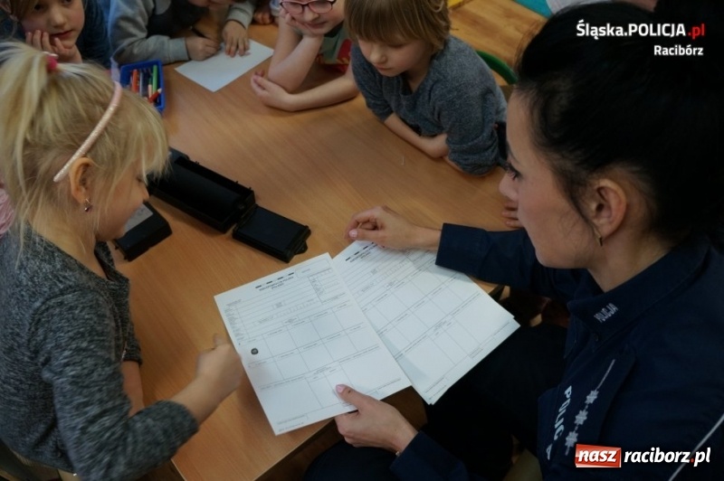 Zdjęcie w galerii na portalu naszraciborz.pl: O bezpieczeństwie i zabezpieczaniu śladów z małymi detektywami w Markowicach wiadomości z regionu