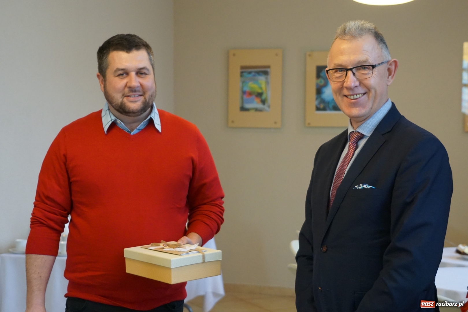 Zdjęcie w galerii na portalu naszraciborz.pl: Witamy w Raciborzu. Przytulanka dla maleństwa od ratusza  wiadomości z regionu