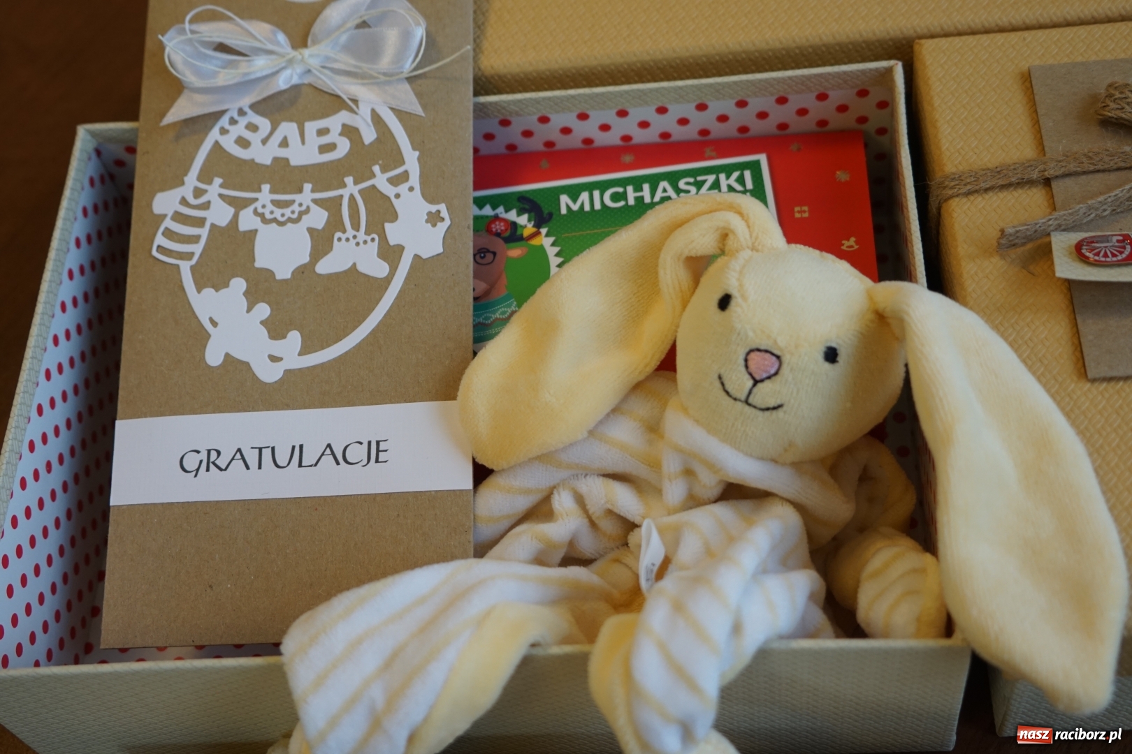 Zdjęcie w galerii na portalu naszraciborz.pl: Witamy w Raciborzu. Przytulanka dla maleństwa od ratusza  wiadomości z regionu