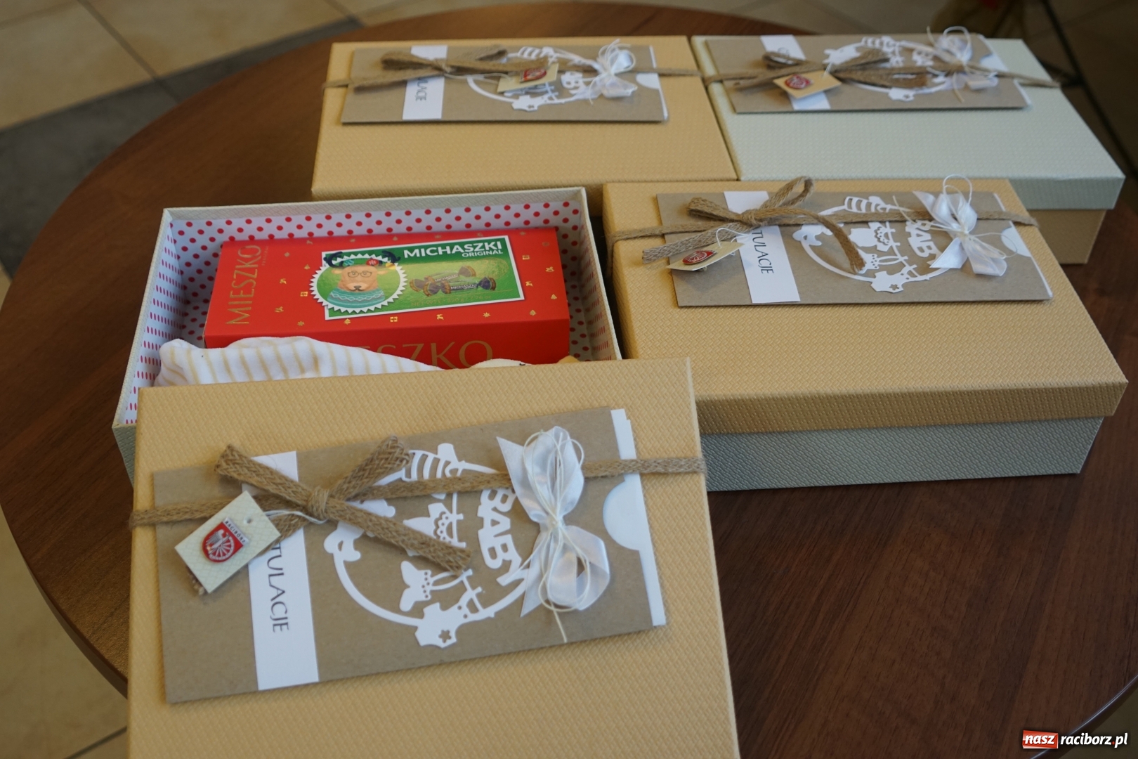 Zdjęcie w galerii na portalu naszraciborz.pl: Witamy w Raciborzu. Przytulanka dla maleństwa od ratusza  wiadomości z regionu